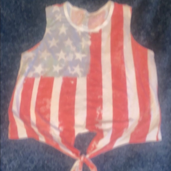 This is a cropped printed t-shirt - Picture 2 of 2